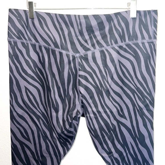 Nike Zebra Striped Cropped Women’s Black And Grayish Purple Leggings - Picture 2 of 10